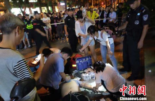 昆明一男子当街昏倒3名女护士跪地救人