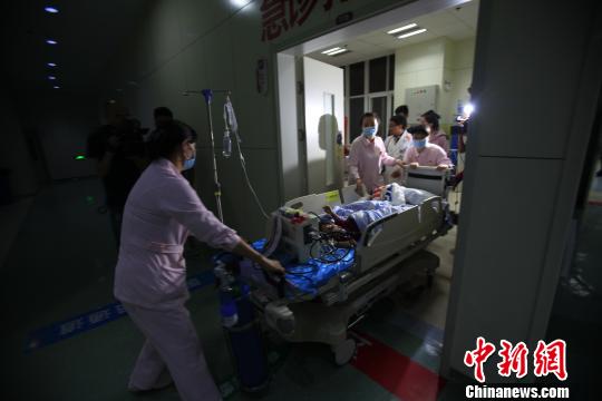 图为甲刀抵达昆明市儿童医院 钟欣 摄