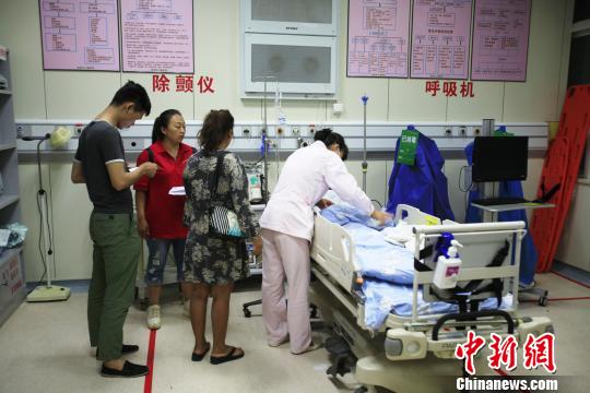 图为昆明市儿童医院为甲刀检查 钟欣 摄