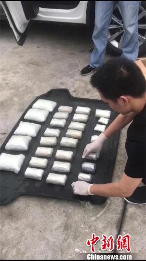 现场缴获的毒品 胡琳 摄