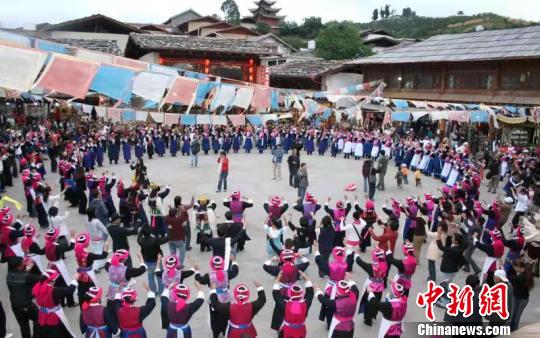 图为迪庆民族广场舞(资料图)。迪庆州委宣传部供图