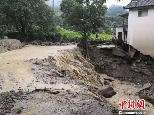 云南玉龙县突发山洪致2人失联