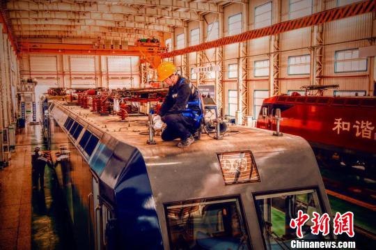 图为中秋假期工作人员检修列车,确保旅客出行安全。中国铁路昆明局集团供图