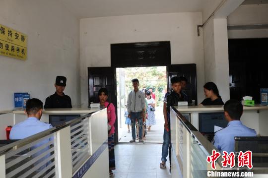 图为边检民警开展前台验证 陆成栋 摄
