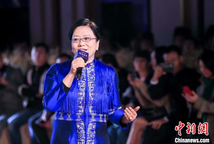 依文集团董事长、依文?中国手工坊创始人夏华在时装秀现场表示,要用设计化的语言去把民族最美的纹样提取出来,把民族最美的技艺呈现出来,让它们真正成为来自中国的时尚态度、成为全世界都喜欢的时尚美学。供图