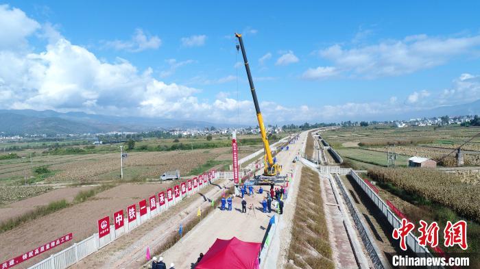 图为大临铁路巍山站竖立接触网“第一杆”。 尚永超 摄