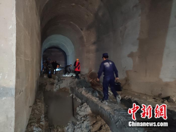云南一在建隧道发生突泥涌水1人获救仍有12人被困