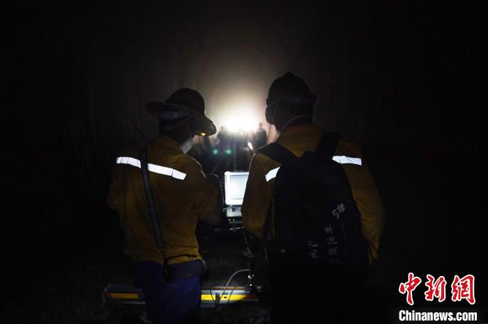 云南昆玉河铁路线路工:每天夜巡24公里,行走4万余步