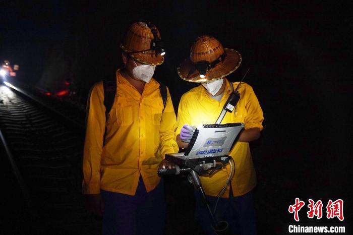 图为线路工查看轨检小车上的数据。 吴宇 摄