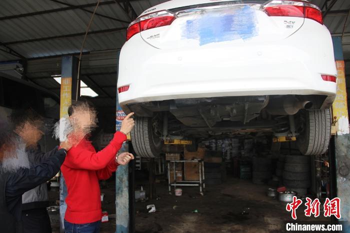 图为嫌疑犯指认藏毒位置。 韦立鹏 摄