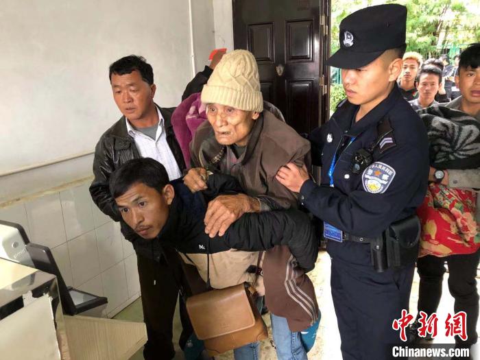 中缅边境瑞丽出入境边防检查站章凤分站开通“绿色通道”救助缅籍患者