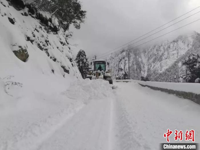 云南独龙江公路因降雪导致交通中断