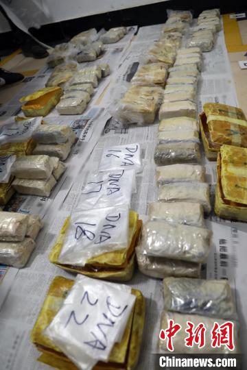 图为缴获的毒品。 张锦难 摄
