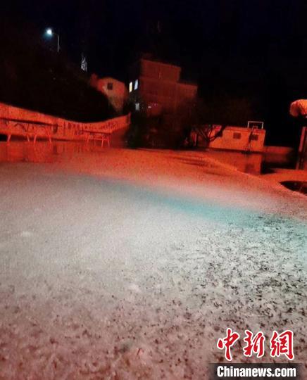 17日晚,云南省文山州多地突降冰雹。文山州委宣传部供图