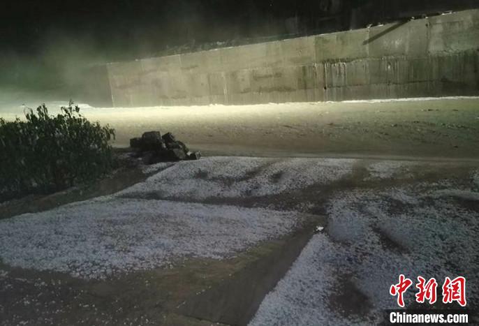 云南文山多地突降冰雹农作物受损严重