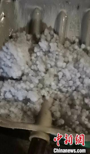 17日晚,云南省文山州多地突降冰雹。文山州委宣传部供图