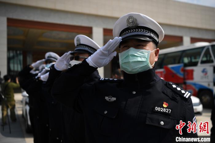 图为交警们向医疗队敬礼。 康平 摄