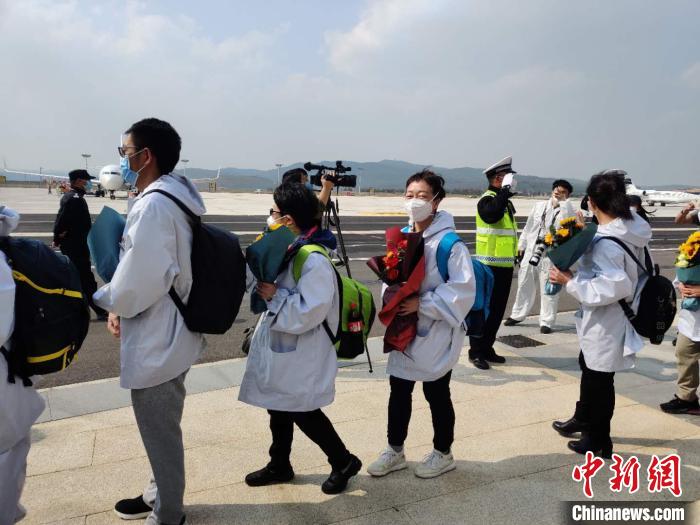 图为交警向医疗队敬礼。 韩帅南 摄