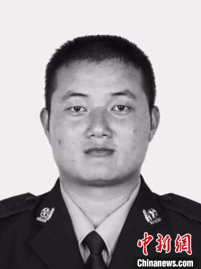 云南一民警在办案途中因交通事故不幸牺牲年仅39岁