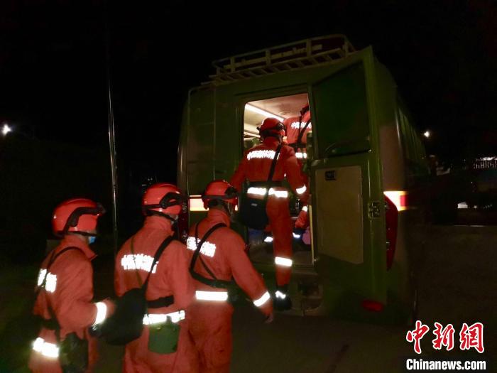 图为森林消防队员正在集结赶往大理南涧县火场 大理州森林消防支队供图