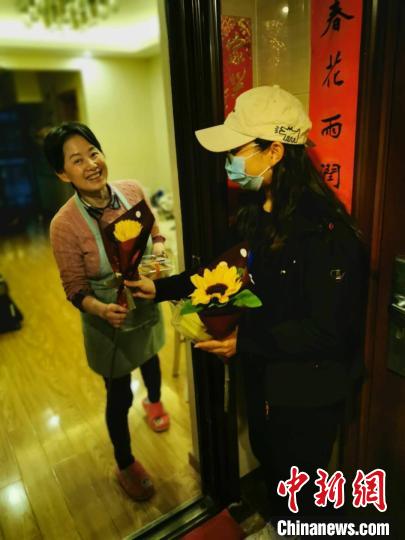 图为住户感谢工作人员送上的鲜花 西山区融媒体中心供图