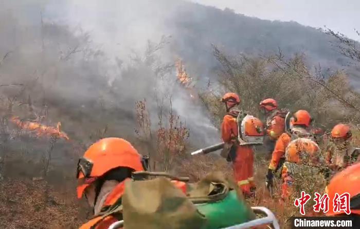 图为禄劝森林火灾现场。昆明市森林消防支队供图