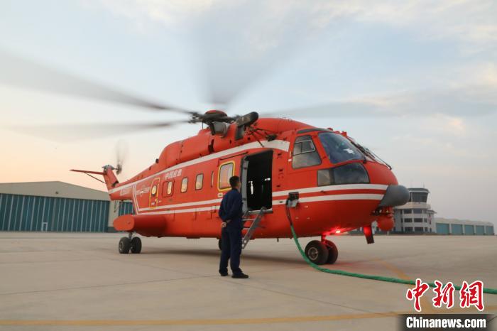 图为直升机准备起飞赶赴火场 张雪 摄