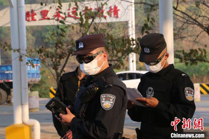 图为西双版纳边境管理支队执勤民警利用信息化手段开展毒品公开查缉。云南出入境边防检查总站供图