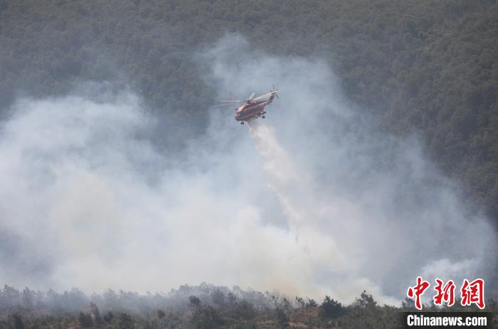 昆明航空救援支队空中驰援扑灭禄劝森林火灾