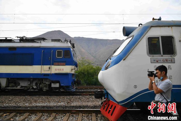 图为铁路工作人员记录下成昆铁路元谋至攀枝花区间即将被淹没铁路的最后时刻。 刘冉阳 摄