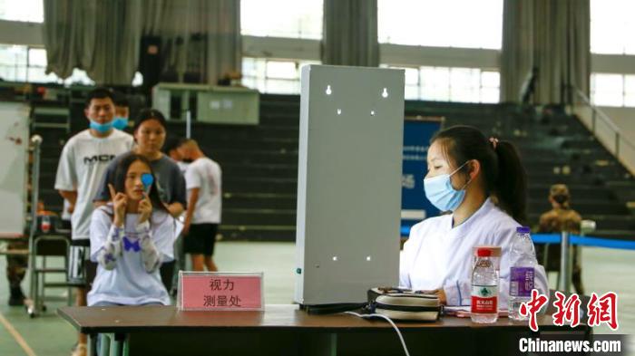 图为排队检查视力的学生。 王磊 摄
