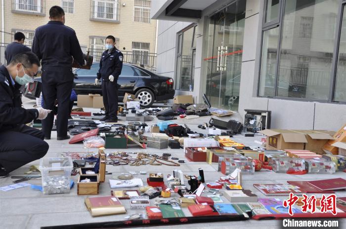 图为入室盗窃犯罪团伙偷盗的赃物。云南省公安厅供图