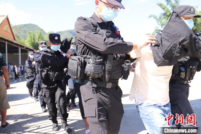 图为民警现场执法。德宏边境管理支队供图