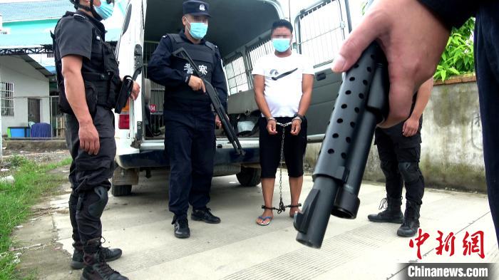 图为民警严打偷渡违法犯罪。德宏边境管理支队供图
