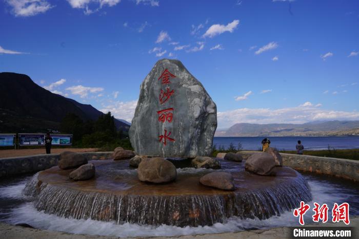 图为从石碑下涌出的金沙江水正注入程海湖。 刘湃 摄