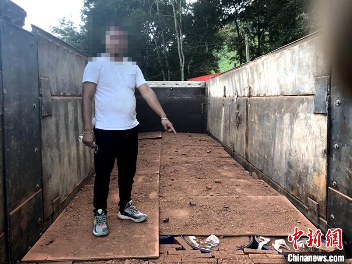 图为嫌疑人进行现场指认。勐康边检站供图