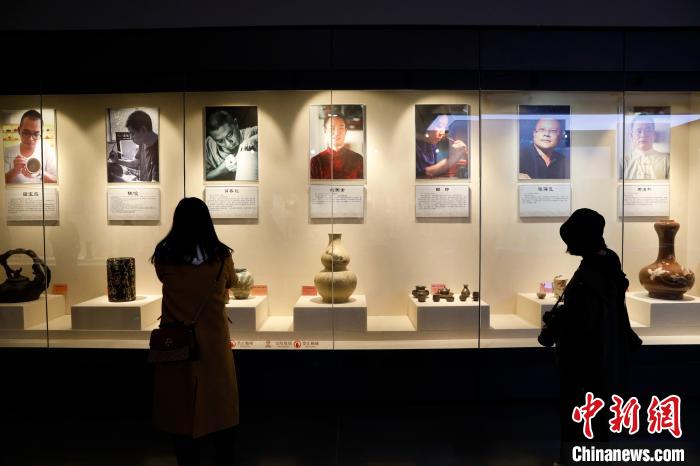 图为游客正在紫陶博物馆参观。 李嘉娴 摄