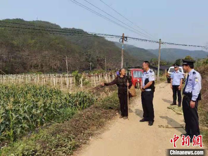 图为森警向当地农民了解情况。 缪超 摄