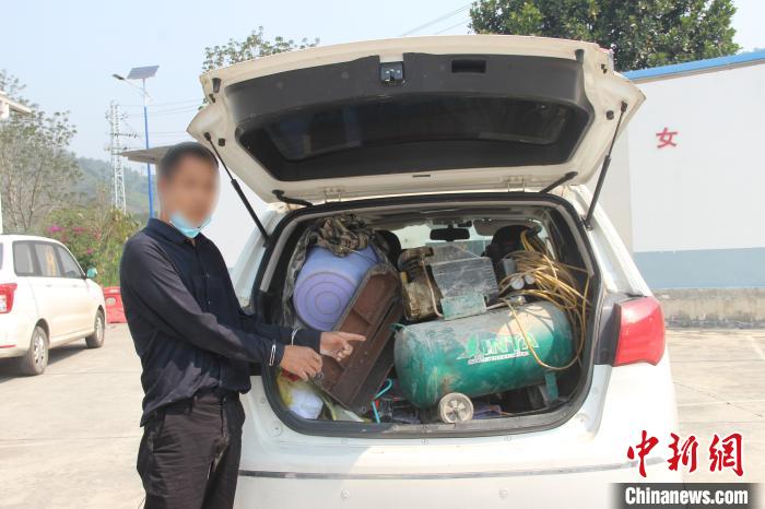 云南西双版纳:毒贩变身“装潢师傅”藏毒近4公斤被捕