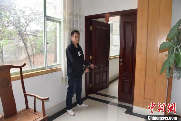 云南师宗一男子入室盗窃中途犯困睡着了