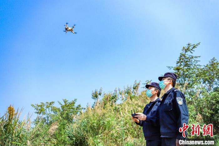 云南普洱:巡逻“三兵”齐上阵筑牢疫情防控“长城”