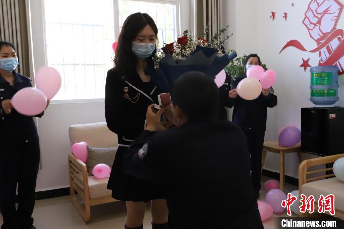 图为金铭辉向郭诗慧求婚。 田洪涛 摄